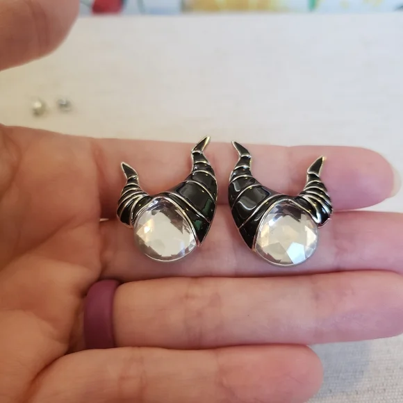 🔥 Maleficent Oversized Stud Earrings ✴ 🔥 - Picture 7 of 12
